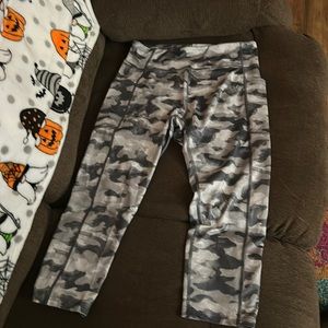 Mid shin camo work out pants with side pockets size L